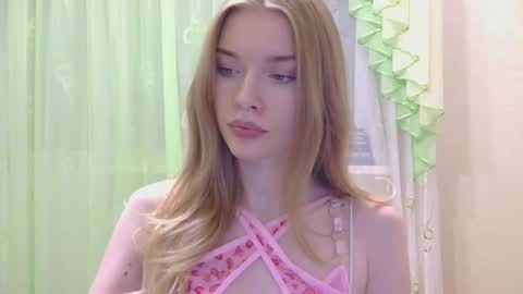 Snapshot of jessika__peach chatting on 09.29.25 Marina online show from 09.29.25