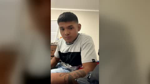 Snapshot of jesusluvs25 chatting on 12.17.25 jesusluvs25 online show from 12.17.25