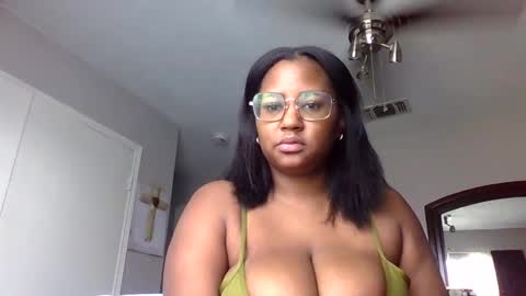 Snapshot of jigglypineapples chatting on 02.16.25 goldenbaby online show from 02.16.25