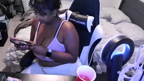 Snapshot of jigglypineapples chatting on 09.09.25 goldenbaby online show from 09.09.25