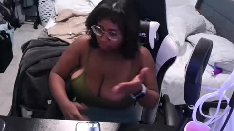 Snapshot of jigglypineapples chatting on 09.10.25 goldenbaby online show from 09.10.25