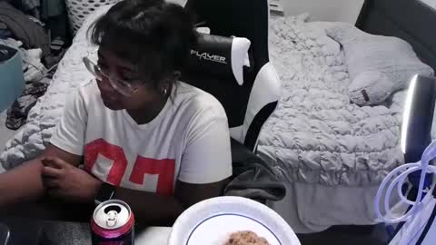 Snapshot of jigglypineapples chatting on 09.15.25 goldenbaby online show from 09.15.25