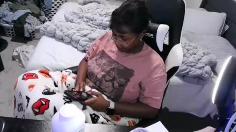 Snapshot of jigglypineapples chatting on 09.20.25 goldenbaby online show from 09.20.25