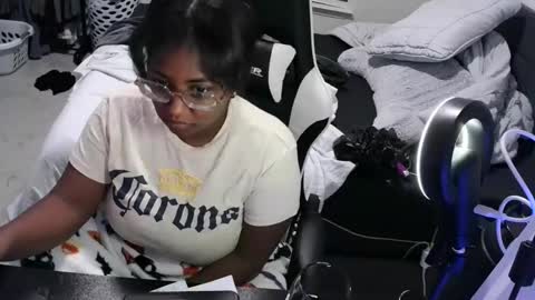 Snapshot of jigglypineapples chatting on 10.12.25 goldenbaby online show from 10.12.25