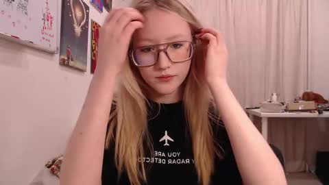 joan_kiss online show from 10.03.25