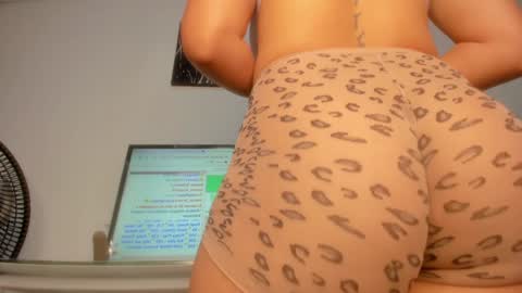 Snapshot of joanyo_brown chatting on 01.06.25 joanyo_brown online show from 01.06.25