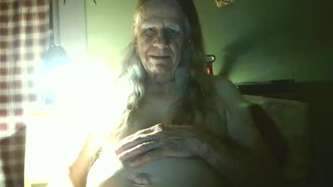 Snapshot of johnnieq1971 chatting on 04.28.26 johnnieq1971 online show from 04.28.26