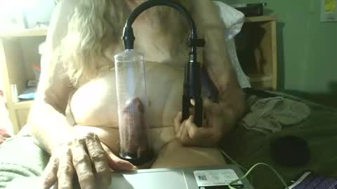 Snapshot of johnnieq1971 chatting on 05.28.26 johnnieq1971 online show from 05.28.26