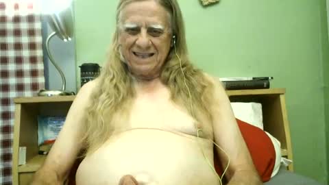 Snapshot of johnnieq1971 chatting on 06.22.26 johnnieq1971 online show from 06.22.26
