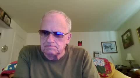 Snapshot of johnnymunch chatting on 10.27.25 johnnymunch online show from 10.27.25