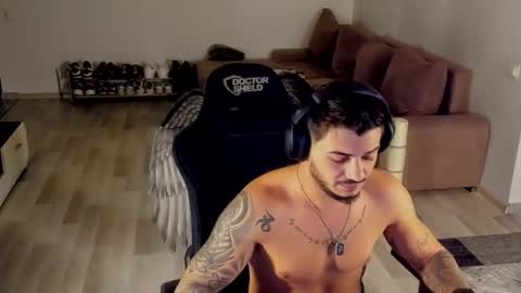 Snapshot of jonnyporn1 chatting on 12.20.25 jonnyporn1 online show from 12.20.25