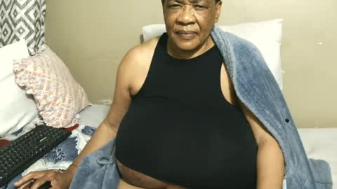 Snapshot of joycemando chatting on 06.18.26 DairyQueen online show from 06.18.26
