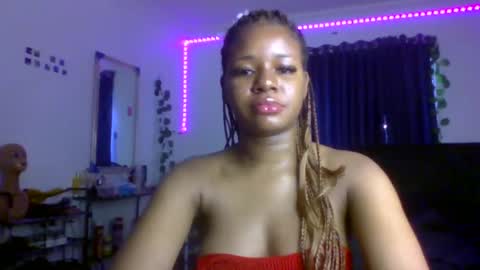Snapshot of juicy_pussy1122 chatting on 10.02.25 Emily online show from 10.02.25