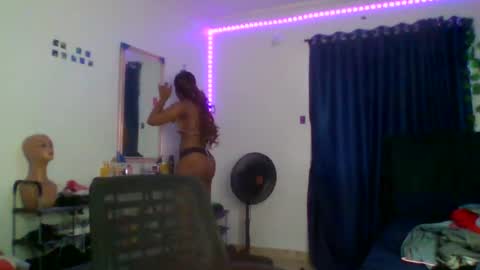 Snapshot of juicy_pussy1122 chatting on 10.04.25 Emily online show from 10.04.25