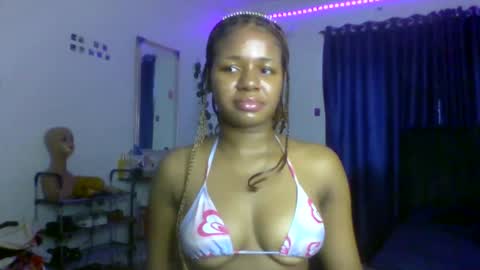 Snapshot of juicy_pussy1122 chatting on 10.06.25 Emily online show from 10.06.25