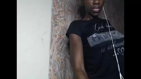 Snapshot of juicyberryx chatting on 02.05.25 queen online show from 02.05.25