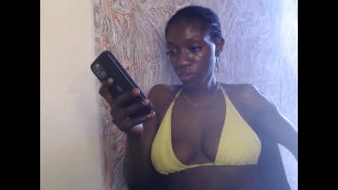 Snapshot of juicyberryx chatting on 02.22.25 queen online show from 02.22.25