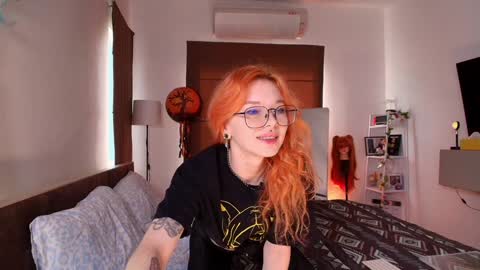 Snapshot of juicyshow chatting on 10.15.25 Hiya Im your sweet Lia online show from 10.15.25