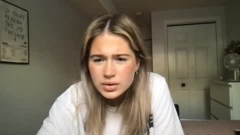 Snapshot of julessummers chatting on 12.16.25 julessummers online show from 12.16.25