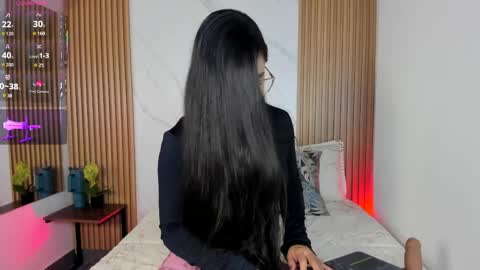 J U L IA   M A R T I N E Z online show from 03.31.26