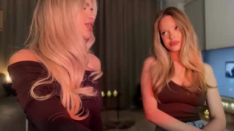 Julia R Le online show from 10.21.25