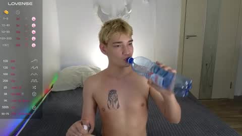 Snapshot of julian_win chatting on 04.28.26 Eren online show from 04.28.26