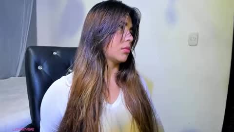 Snapshot of julianasalazar chatting on 01.07.26 camila online show from 01.07.26