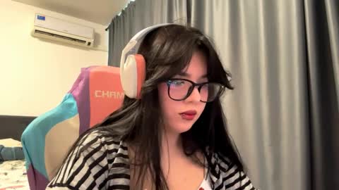 Snapshot of julianesanzo chatting on 05.25.26 MIa online show from 05.25.26