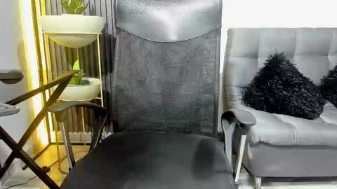 Julian online show from 12.04.25