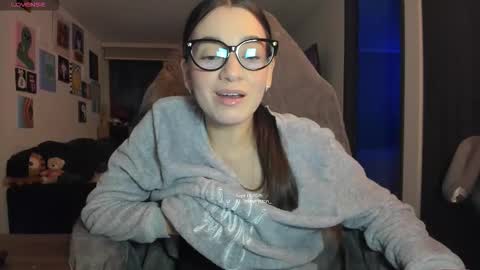 Snapshot of julidavila chatting on 09.11.25 Jeimy Help me to reach 100 thumbs up online show from 09.11.25