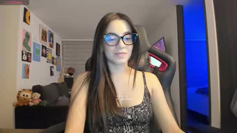 Snapshot of julidavila chatting on 10.14.25 Jeimy Help me to reach 100 thumbs up online show from 10.14.25