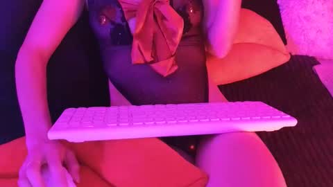 Snapshot of julie13tuyo chatting on 12.04.25 Julie-Game online show from 12.04.25