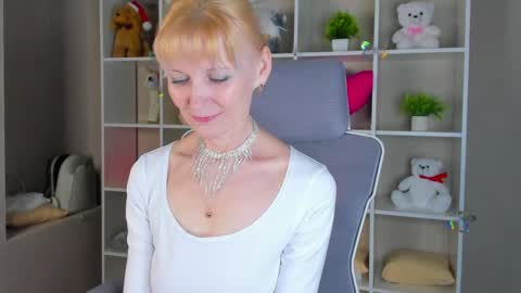 Julie Lucasss online show from 04.01.26