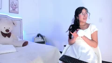 Snapshot of juliee_ross chatting on 04.30.26 juliee_ross online show from 04.30.26