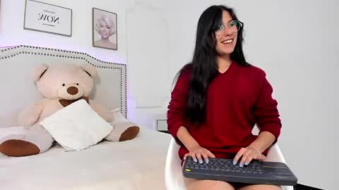 Snapshot of juliee_ross chatting on 05.04.26 juliee_ross online show from 05.04.26