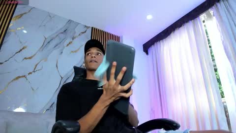 Julien online show from 12.05.25