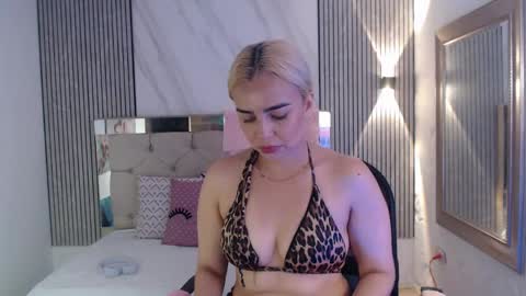 Snapshot of julieta__fox_ chatting on 06.07.26 julieta__fox_ online show from 06.07.26