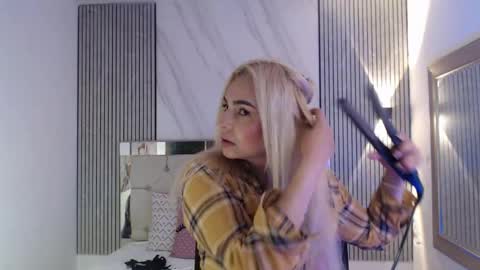 Snapshot of julieta__fox_ chatting on 06.08.26 julieta__fox_ online show from 06.08.26