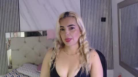 Snapshot of julieta__fox_ chatting on 06.25.26 julieta__fox_ online show from 06.25.26