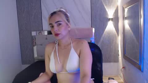 Snapshot of julieta__fox_ chatting on 06.28.26 julieta__fox_ online show from 06.28.26