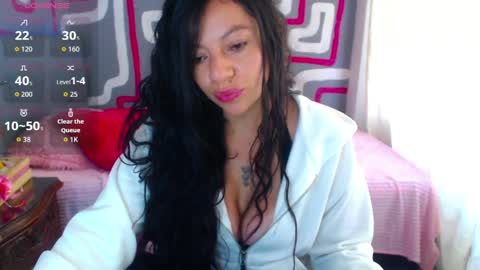 Snapshot of julieta_bloom chatting on 05.18.26 Danna online show from 05.18.26