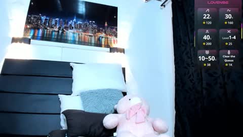 Snapshot of julieta_coopeer_ chatting on 10.20.25 Julieta online show from 10.20.25