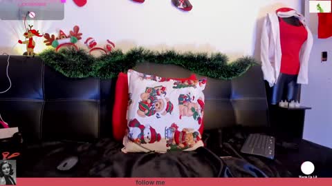 Snapshot of julieta_wall2 chatting on 12.22.24 Julieta wall online show from 12.22.24