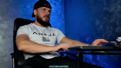 JULiUS   online show from 01.12.26