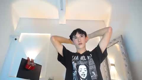 Snapshot of jullian_ricci chatting on 04.23.26 jullian online show from 04.23.26