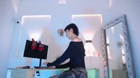 Snapshot of jullian_ricci chatting on 05.16.26 jullian online show from 05.16.26