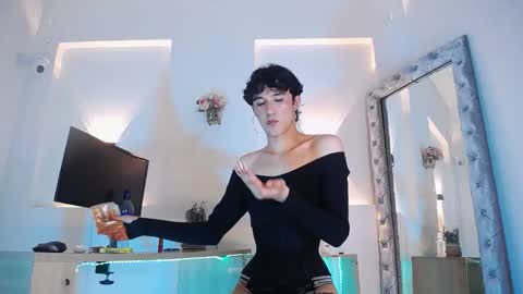 Snapshot of jullian_ricci chatting on 05.19.26 jullian online show from 05.19.26