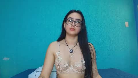 Snapshot of just_isa chatting on 06.20.26 Isa y Luci online show from 06.20.26