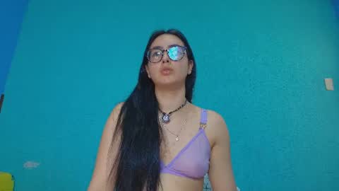 Snapshot of just_isa chatting on 06.23.26 Isa y Luci online show from 06.23.26