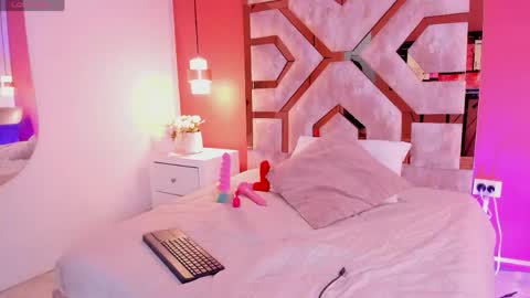 Mia online show from 04.16.26